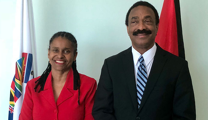 [Izquierda a Derecha]  Directora Ejecutiva Sta. Dawne Spicer y Presidente del GAFIC (2017-2018) Hon. Basil Williams, SC, MP, Fiscal General y MInistro de Asuntos Legales de Guyana