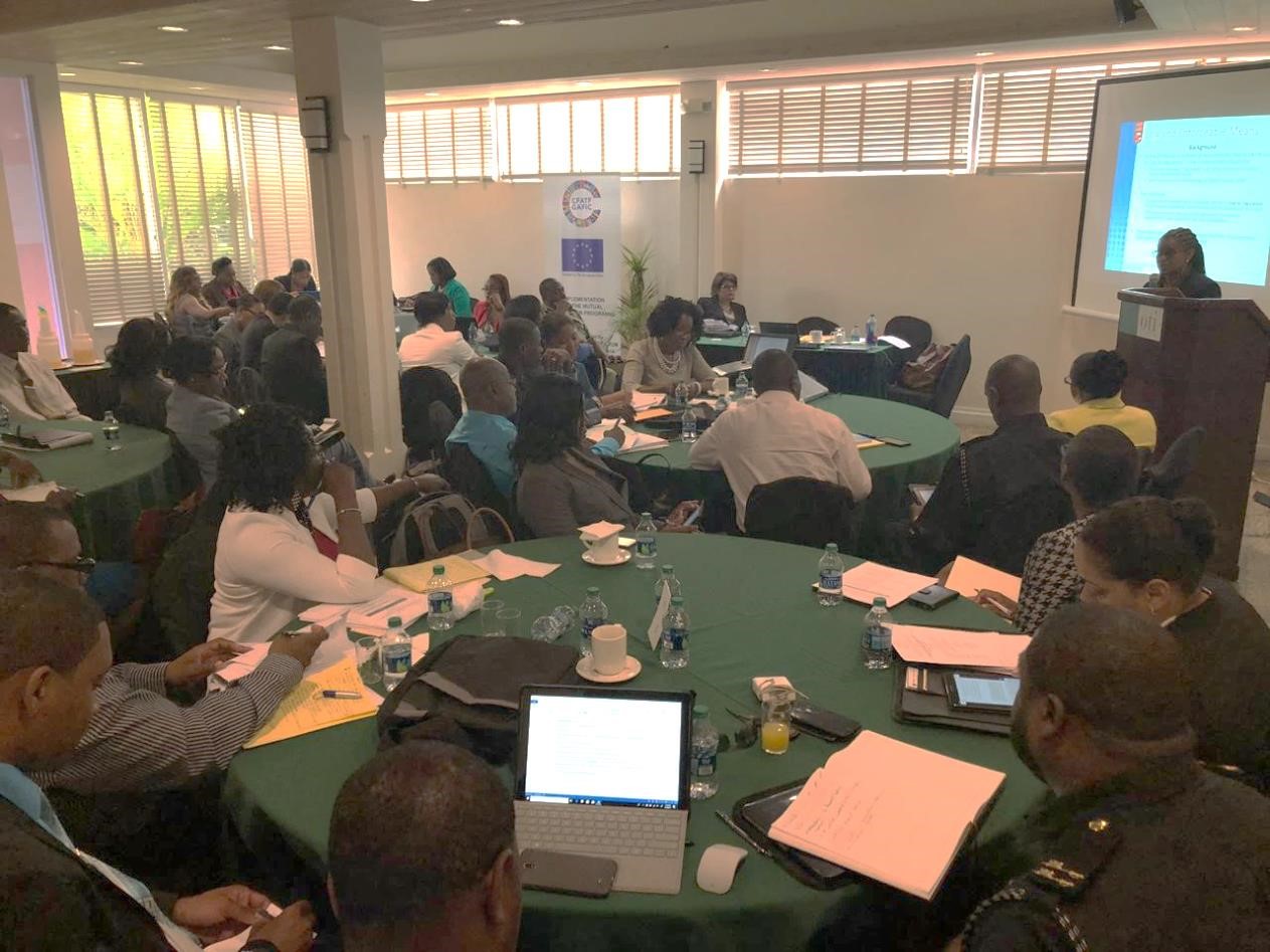 Los participantes que reciben la capacitación en Saint Kitts y Nevis escuchan atentamente mientras que la Sra. Dawne Spicer, Directora Ejecutiva dl GAFIC, imparte la orientación de ALA/CFT