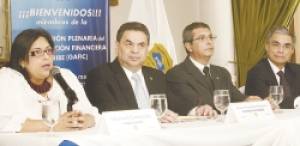 Foto de LA PRENSA/Félix Amaya  Análisis. Ana Ruiz, representante de GAFIC; el fiscal general, Romeo Barahona; el superintendente del Sistema Financiero, Víctor Ramírez, y el presidente de ABANSA, Armando Arias, brindaron ayer una conferencia de prensa para hablar de los avances del país en las acciones contra el lavado de dinero. 