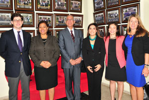 Sr. Roberto Aleu - Consultor Banco Mundial; Srta. Dulce Luciano - Directora de la Unidad de Análisis Financiero; Doctor Fidias Aristy - Presidente del Consejo Nacional de Drogas; Srta. Ana Folgar - Consultora Banco Mundial; Sra. Alejandra Quevedo - Consultora Banco Mundial; Srta. Emily Reinhart - Banco Mundial