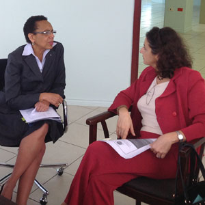 La Honorable Allyson Maynard-Gibson, Fiscal General y Ministra de Asuntos Exteriores de Las Bahamas y Presidenta del GAFIC y la Sra. Monica Paul-McLean, Oficial de Programas de la Delegación de la Unión Europea.